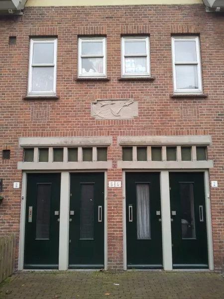 Afbeelding uit: november 2012. Putterstraat even zijde. De gevelsteen toont vier meeuwen.