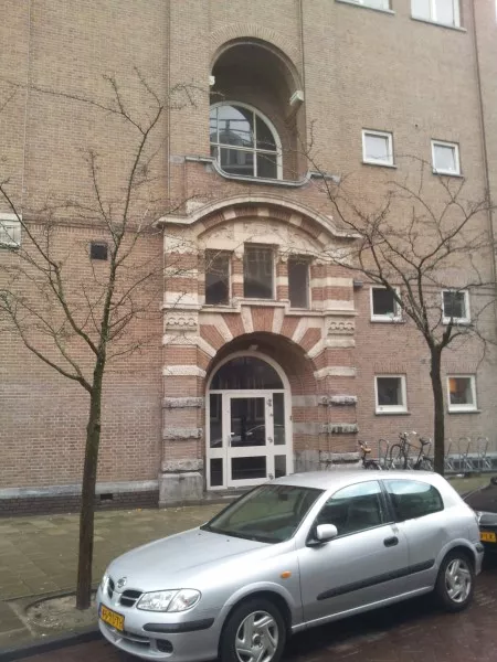 Afbeelding uit: december 2012. Zij-ingang aan de Pieter de Hoochstraat.