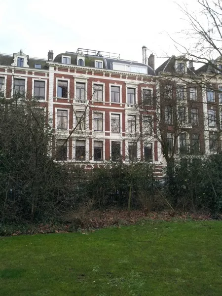 Afbeelding uit: december 2012. De meest rechtse huizen van het rijtje.