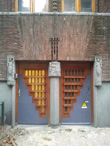 Afbeelding uit: januari 2013. Deze deuren aan de Buiten Bantammerstraat bieden toegang tot de elektrische installatie. In het midden, met drietand: zeegod Poseidon. Aan de zijkanten Indische vrouwenfiguren.