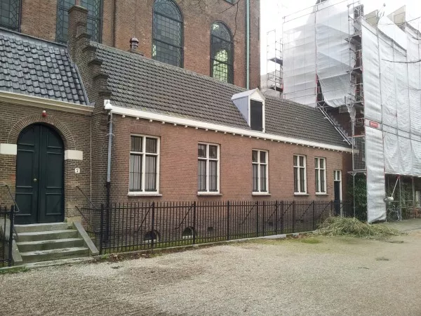 Afbeelding uit: januari 2013. Het badhuis sluit aan op de 17e-eeuwse laagbouw (links) rond de synagoge.