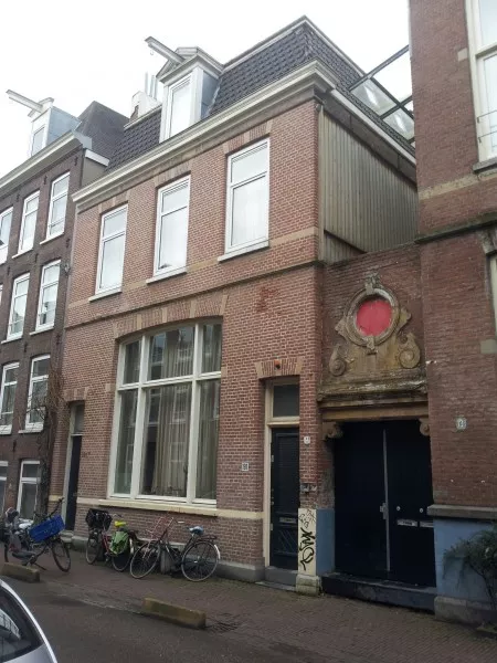 Afbeelding uit: februari 2013. Wijklokaal aan de Govert Flinckstraat met op de verdieping de kosterswoning. Daarnaast een poortje van de school.
