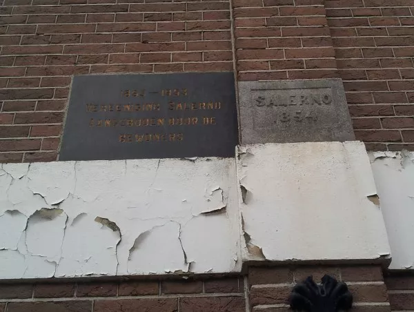 Afbeelding uit: februari 2013. Op de rechter steen staat "Salerno 1854". De andere steen is een gedenksteen: 
"1853 - 1953
Vereeniging Salerno 
Aangeboden door de bewoners"