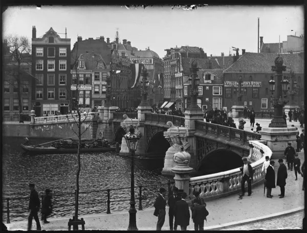 Afbeelding uit: april 1895. Gezien richting Amstelstraat.