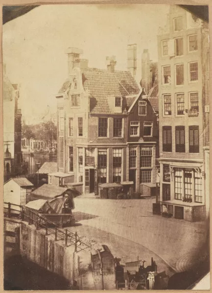Afbeelding uit: 1852-1853. De advocaat Asser maakte deze foto vanuit zijn huis aan het Singel bij de Vijzelstraat. Rechts van het midden is de ingang van de Reguliersbreestraat, met op de hoek een tapperij; links op de achtergrond de Amstel. Uiterst links de zgn. Engelse huizen die toen nog op het Muntplein stonden.