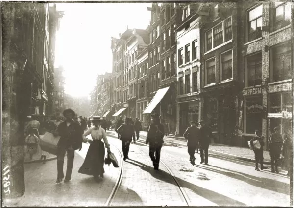 Afbeelding uit: Circa 1907. Geheel rechts is nummer 46, waar destijds blijkbaar een tapperij en slijterij zat.