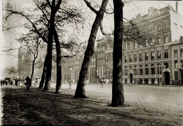 Afbeelding uit: Circa 1897. Het grote gebouw rechts, Nieuwezijds Voorburgwal 187-225, was het pand van het Nieuws van den Dag. Die krant werd in 1923 overgenomen door de Telegraaf.
