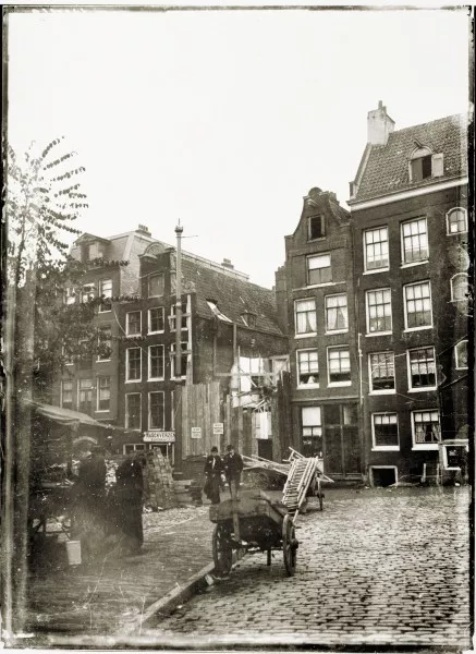 Afbeelding uit: 1906. Een voorganger van het huidige pand werd in 1906 gesloopt.