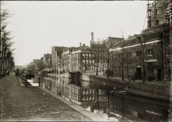 Afbeelding uit: Circa 1906. De voorganger van de huidige brug.