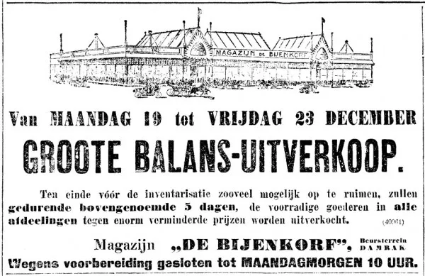 Afbeelding uit: december 1910. Op de plek van het huidige warenhuis stond in 1909 al een tijdelijke winkel, eveneens ontworpen door Van Straaten. De Bijenkorf wilde toen nog de bestaande winkel op de Nieuwendijk uitbreiden. Advertentie in het Algemeen Handelsblad, 17-12-1910.