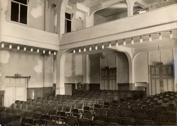 Afbeelding uit: 1913. Het interieur van de bioscoopzaal, 1913.