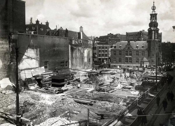 Afbeelding uit: 1917. Na afbraak van huizen aan de westkant van de straat t.b.v. de verbreding.