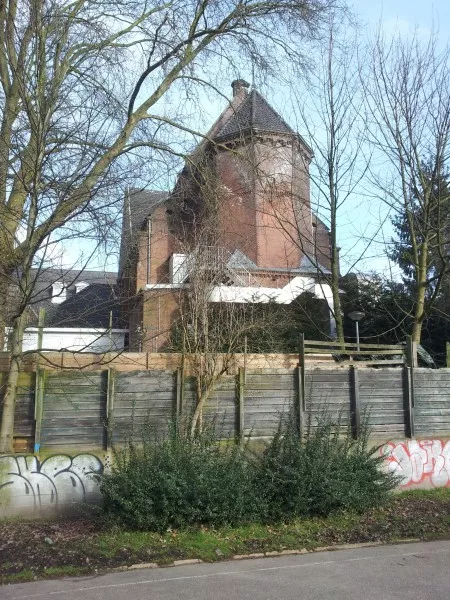 Afbeelding uit: maart 2013. Achterzijde van de voormalige kapel.