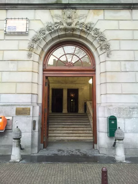 Afbeelding uit: april 2013. De ingang, versierd met floraal en figuratief bouwbeeldhouwwerk.