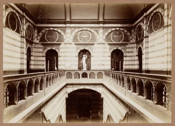 Afbeelding uit: Circa 1897. De galerij op de eerste verdieping, voordat de witkwast werd gehanteerd. Midden-onder de beroemde trap.