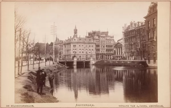 Afbeelding uit: Circa 1885. Geheel rechts is een deel van de villa te zien, toen nog met vlakke gevel en aan het water. De gebouwen in het midden hebben later plaatsgemaakt voor het huidige American Hotel.