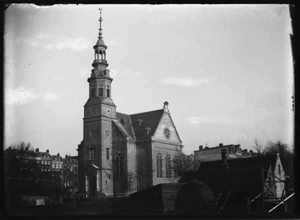 Afbeelding uit: Circa 1900. Muiderkerk, Linnaeusstraat (1892).