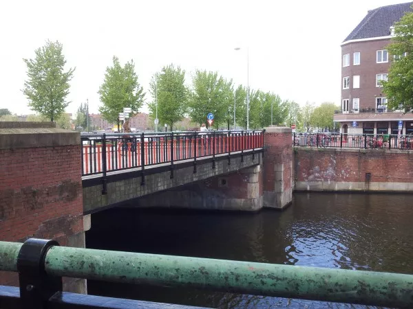 Afbeelding uit: mei 2013. De Schollenbrug, over de ringvaart van de Watergraafsmeer.