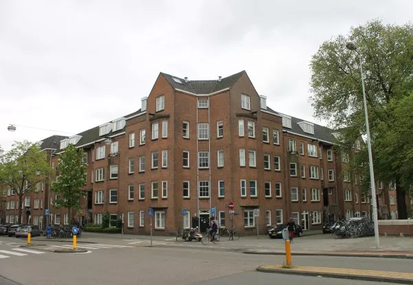 Afbeelding uit: mei 2013. Van Hilligaertstraat, hoek Ruysdaelkade (rechts).