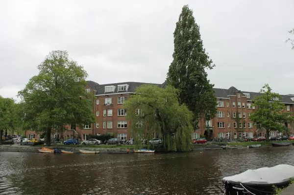 Afbeelding uit: mei 2013. Jozef Israëlskade, Ruysdaelkade. Er zijn plekken met een slechter uitzicht dan deze hoek bij de kruising van Amstelkanaal en Boerenwetering.