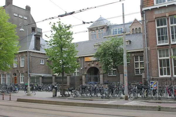 Afbeelding uit: mei 2013. Gabriël Metsustraat. Aan deze kant waren bijgebouwen zoals een dienstwoning en gymnastiekzaal.