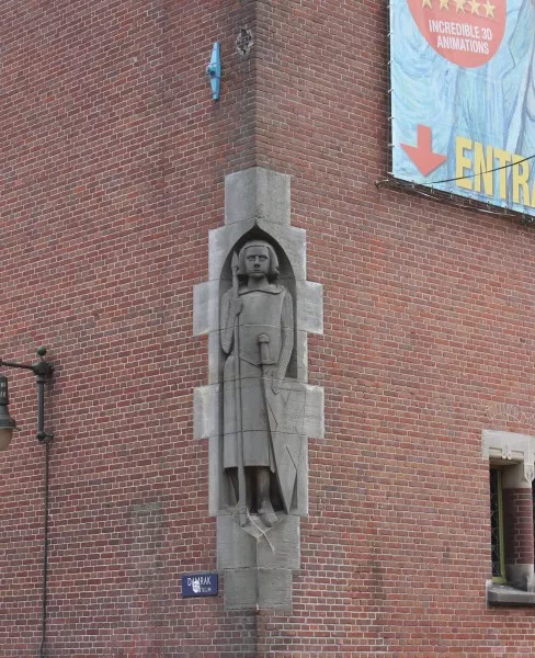 Afbeelding uit: mei 2013. Gijsbrecht III (ca. 1200 - ca. 1252), heer van Amstelland. Het beeld, gemaakt door Lambertus Zijl, prijkt op de hoek Beursplein-Damrak. Vermoedelijk kreeg hij die plek omdat onder zijn bewind de Dam in de Amstel werd gelegd, waaraan de stad zijn naam ontleent.