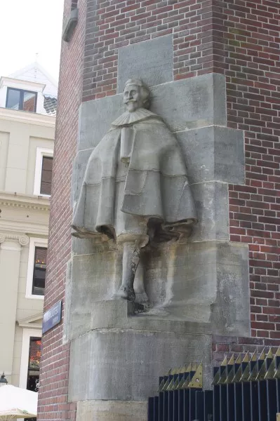 Afbeelding uit: mei 2013. Hugo de Groot, uitgebeeld door Lambertus Zijl. Oudebrugsteeg bij de hoek Beursstraat.