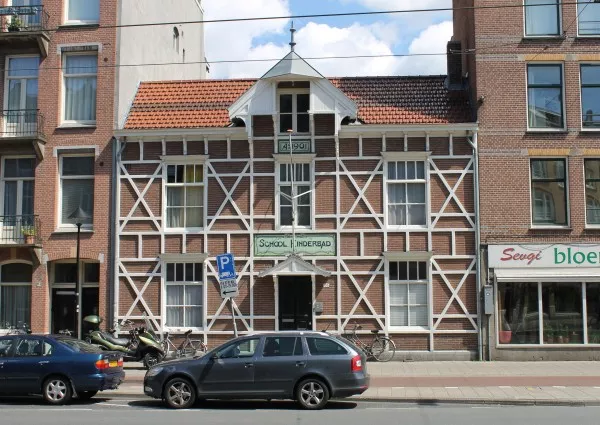 Afbeelding uit: juni 2013. Het schoolkinderbadhuis in de Frederik Hendrikstraat.