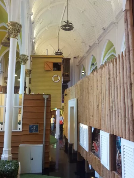 Afbeelding uit: juli 2013. In de voormalige kapel zijn de gietijzeren zuilen en het houten tongewelf nog goed zichtbaar.