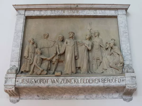 Afbeelding uit: juli 2013. "Jesus wordt van zijne kleederen beroofd", een van de kruiswegstaties van Van den Bossche. Franse kalksteen omlijst door Italiaans marmer.