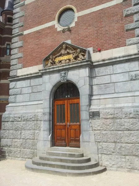 Afbeelding uit: juli 2013. Aparte ingang voor het bestuur van het museum, aan de oostkant.